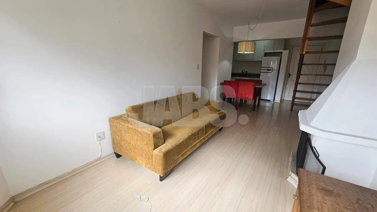 Sala com lareira e escada do duplex