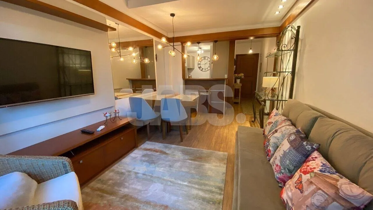 Sala mobiliada com TV e mesa de jantar