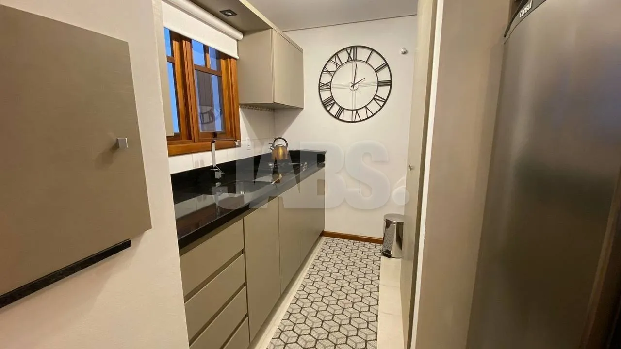Cozinha com bancada de granito