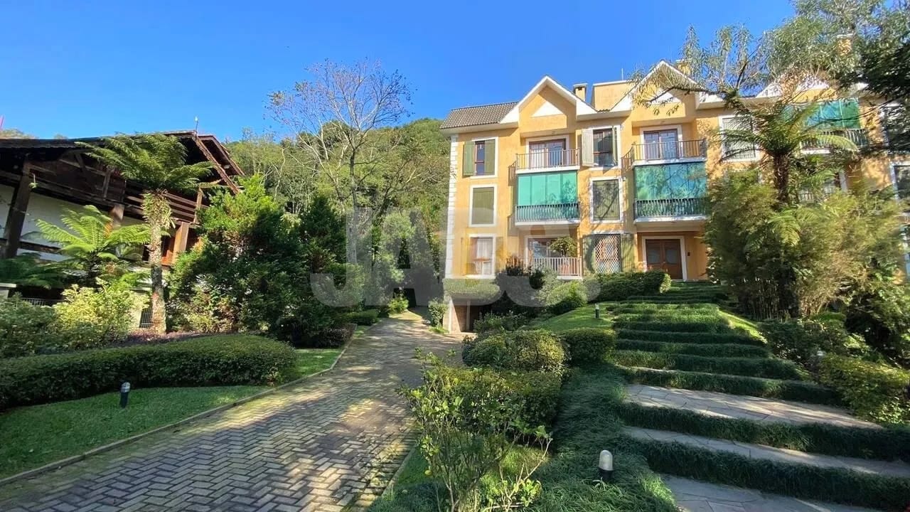 Residencial com jardim e escadaria de pedra