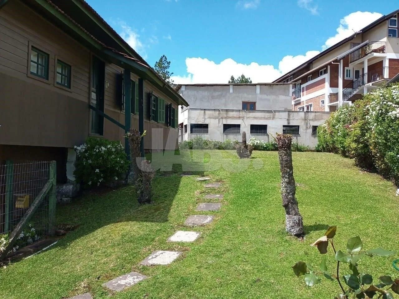 Pátio com caminho de pedras