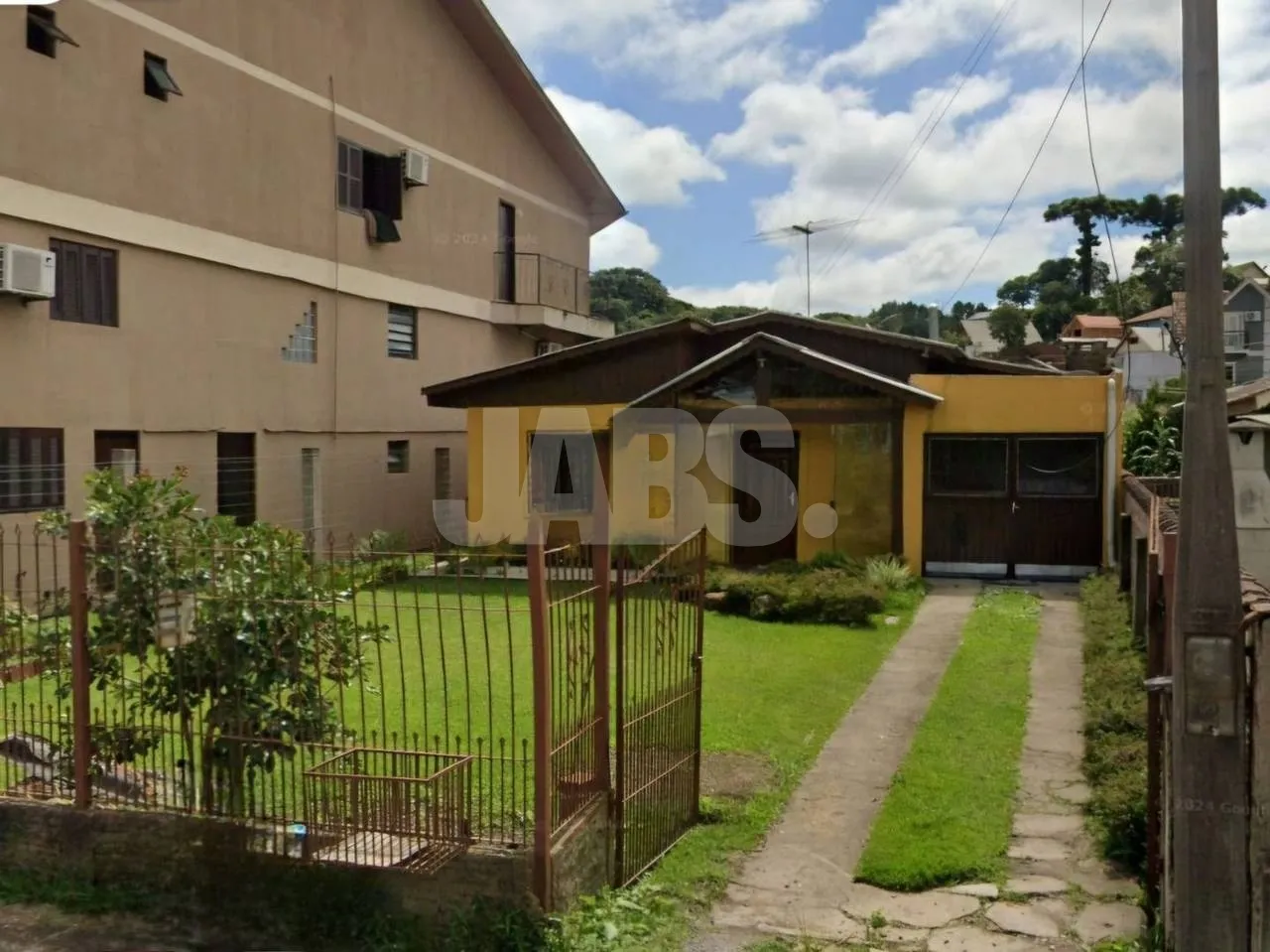 Casa com jardim na frente