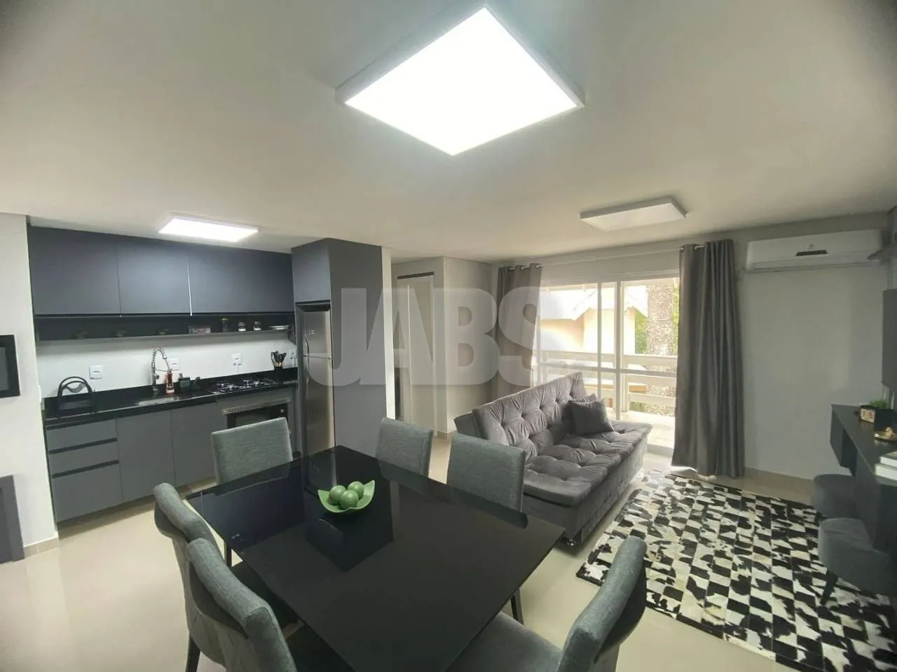 Sala de estar e jantar integradas à cozinha planejada