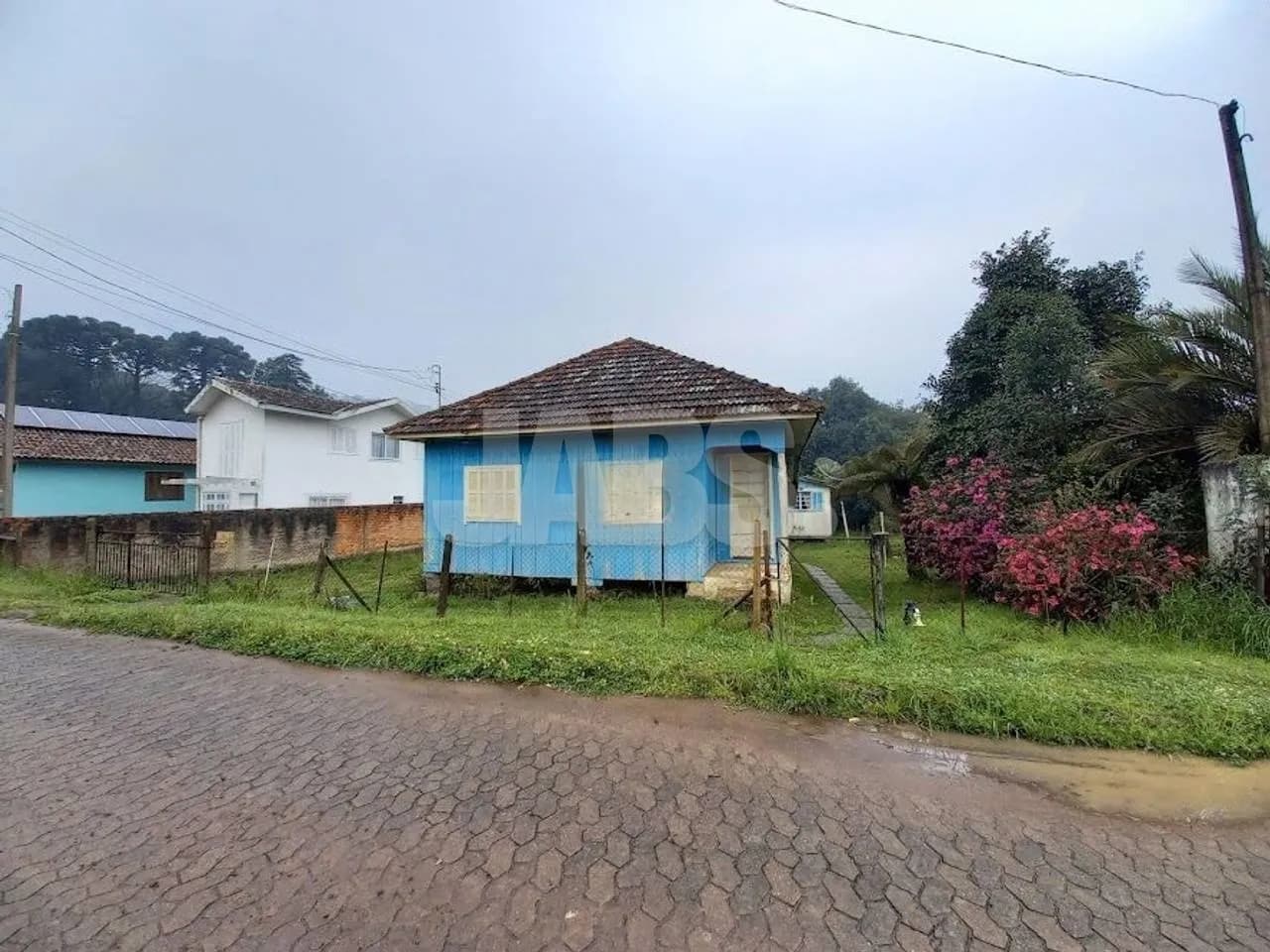 Terreno de 682 m² com 2 casas de madeira no Celulosi, foto 1