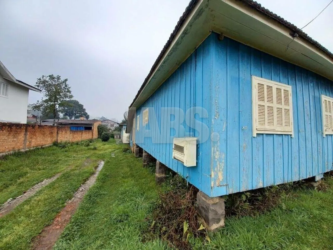 Terreno de 682 m² com 2 casas de madeira no Celulosi, foto 2