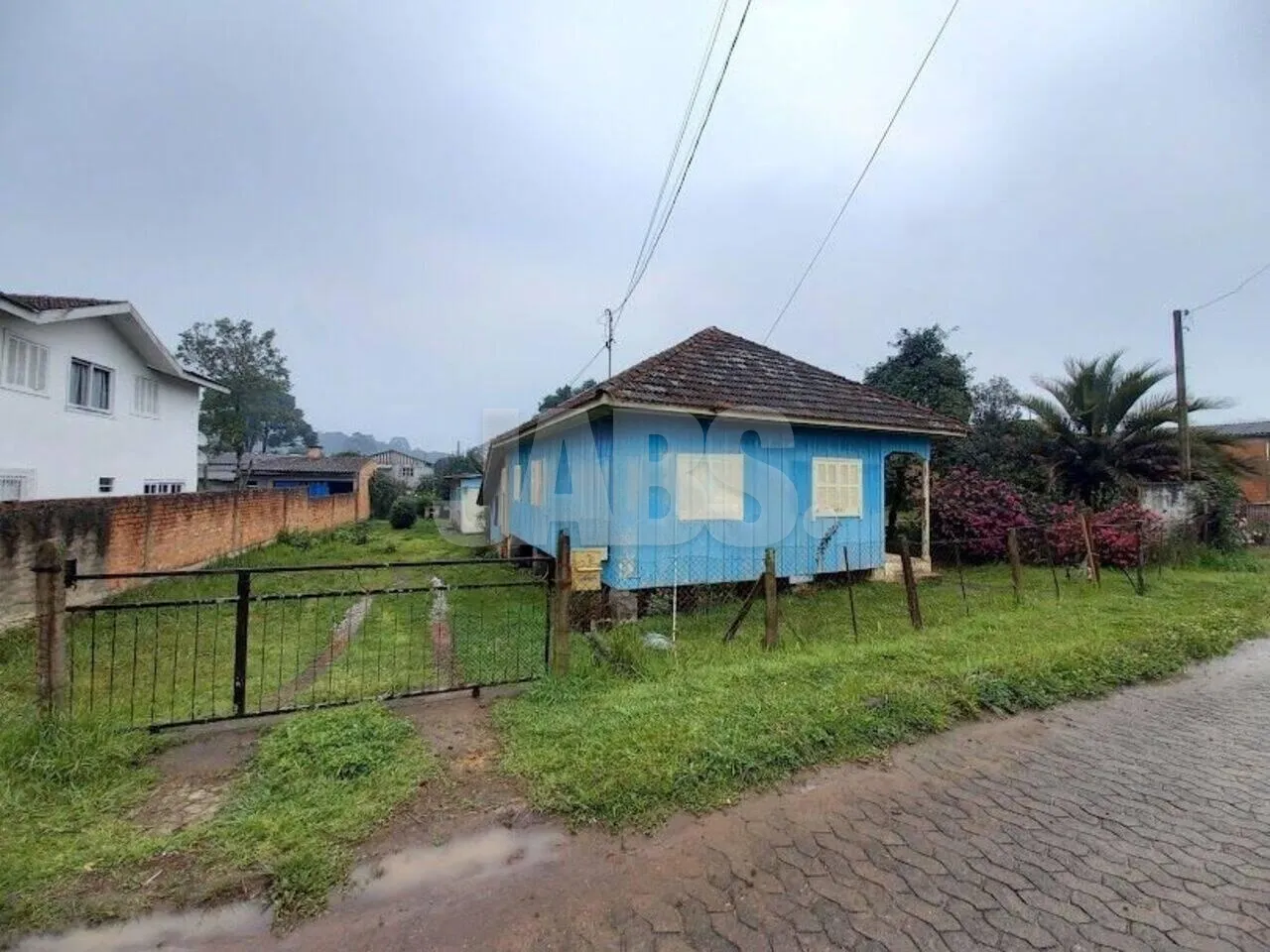 Terreno de 682 m² com 2 casas de madeira no Celulosi, foto 4