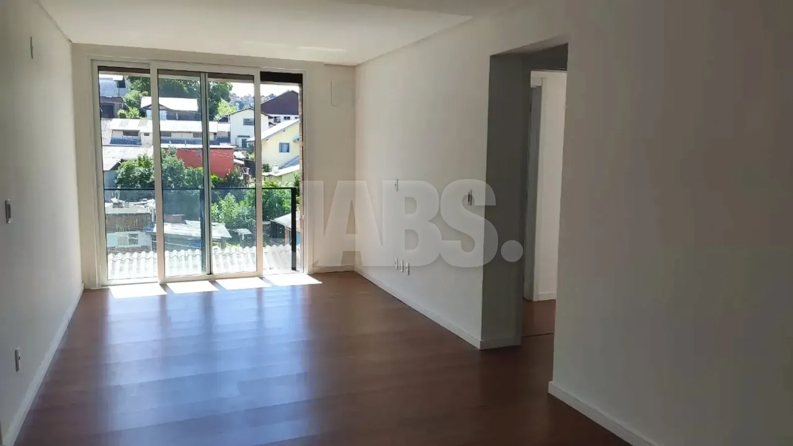 Living com porta de vidro de piso a teto