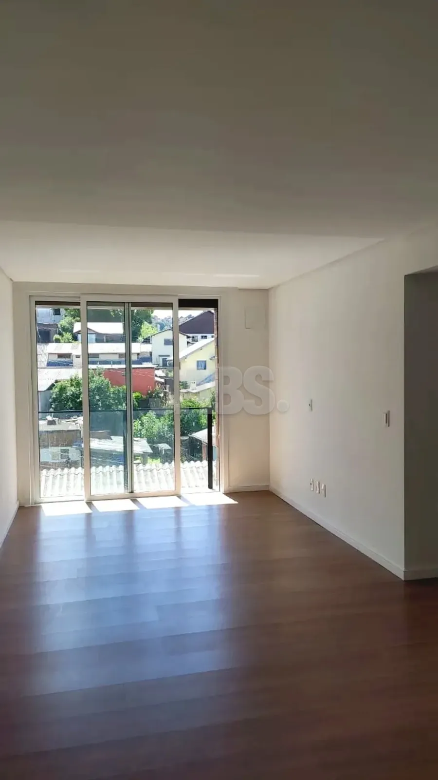 Sala com porta para a sacada