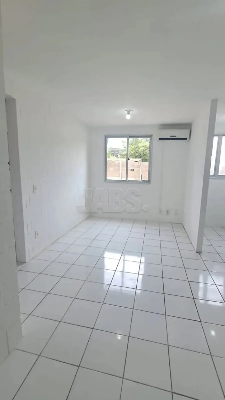 Sala com janela ampla e ar-condicionado