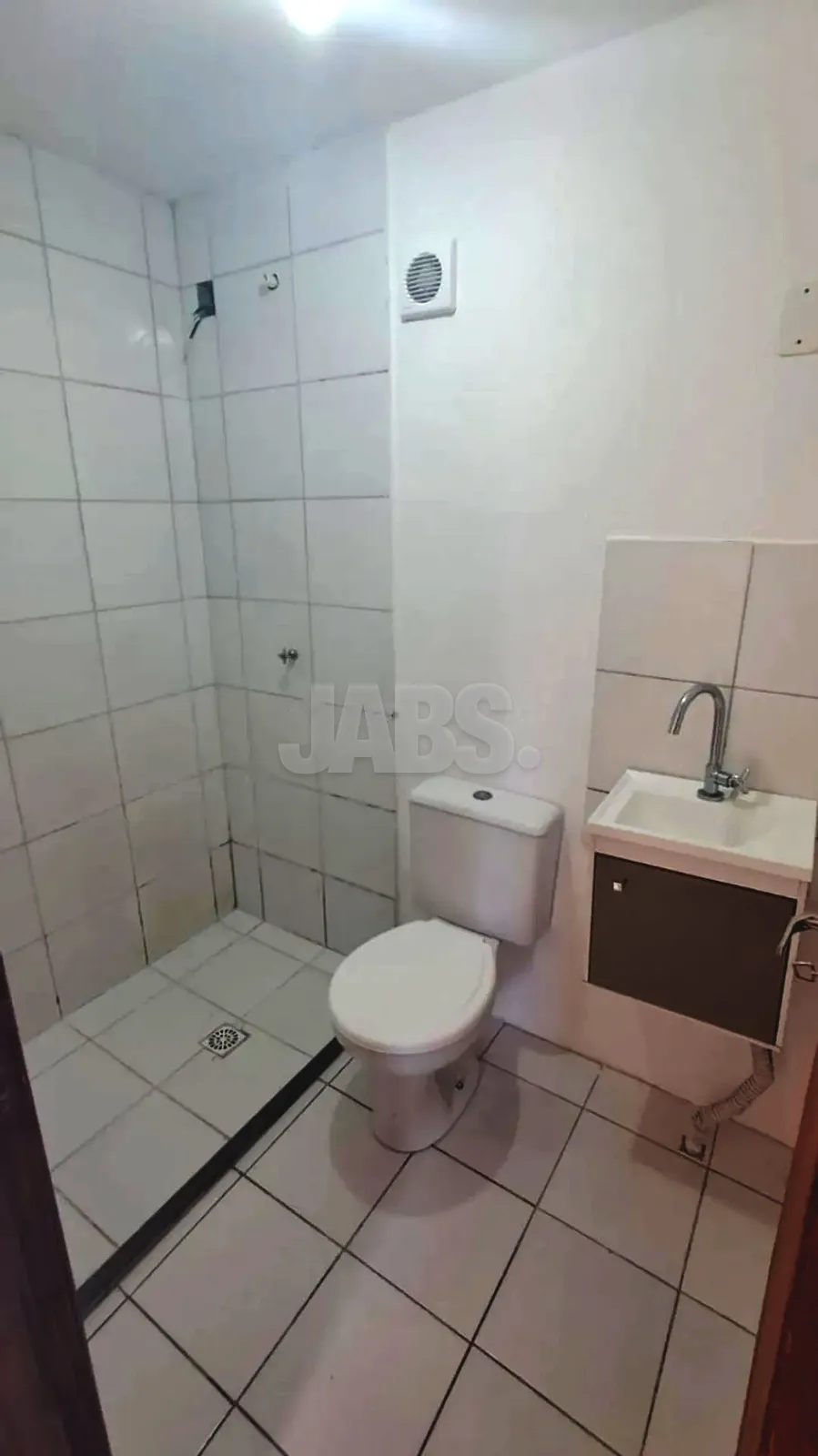 Banheiro com box e gabinete