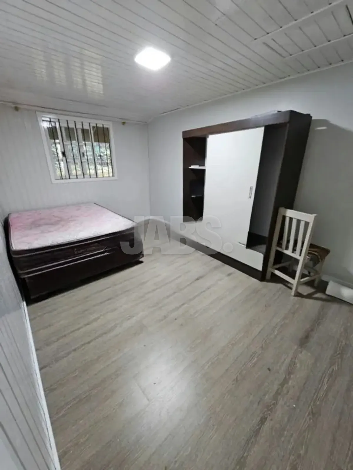 Dormitório com armário