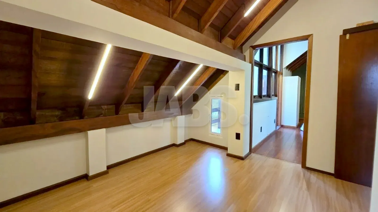 Sala íntima no andar de cima, com forro de madeira e iluminação embutida