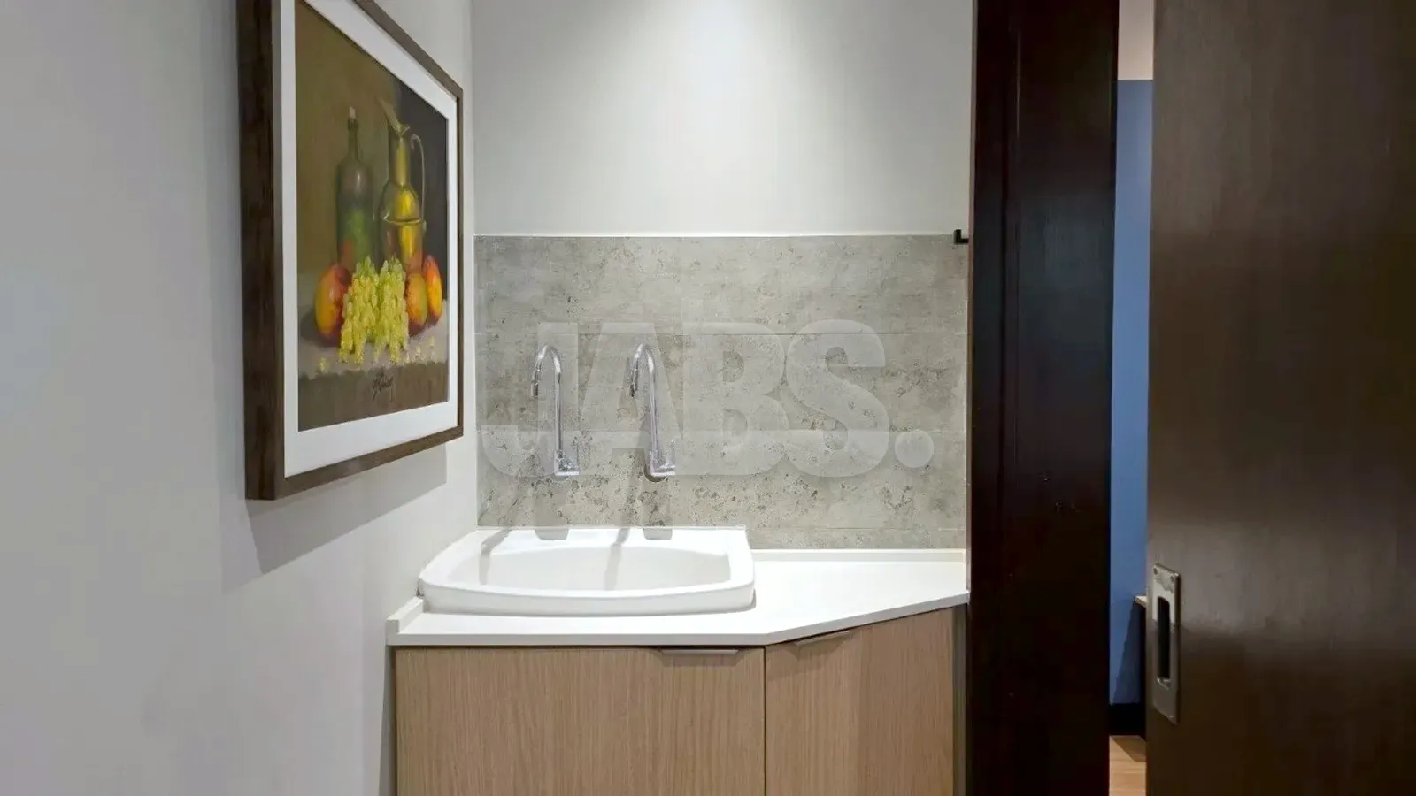 Lavabo com cuba de apoio, revestimento de cimento e quadro