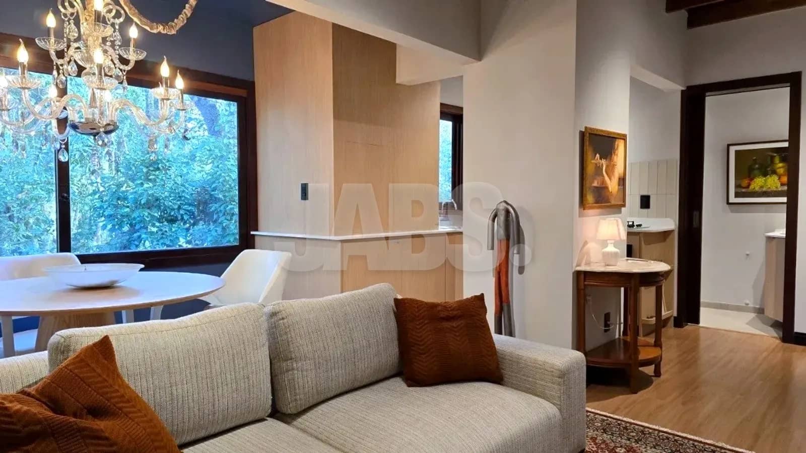 Sala com sofá, mesa de jantar e acesso ao corredor
