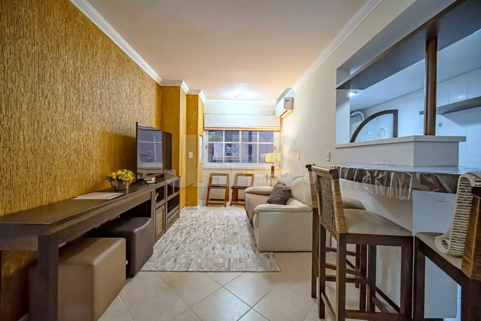 Living com balcão da cozinha, aparador escuro, tapete e janela ao fundo