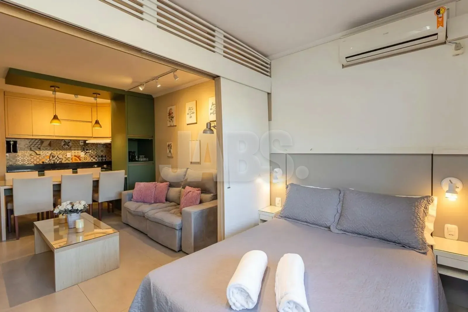 Ambiente da cama ao lado da sala, separado por portas de correr