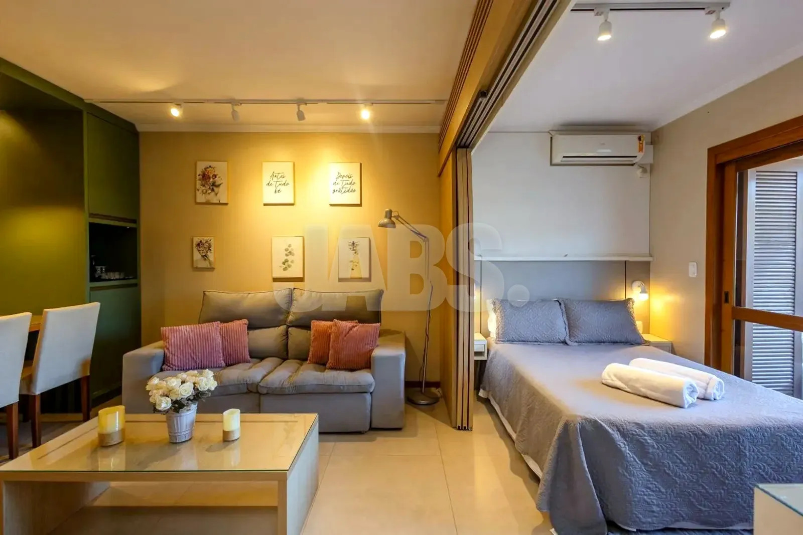 Cama de casal junto à porta da sacada, com lareira ao lado
