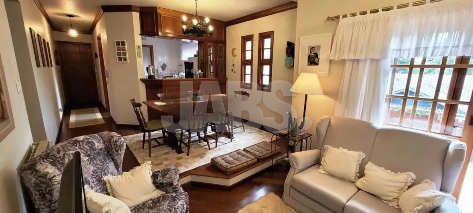 Sala de estar e jantar integradas com janelas de madeira