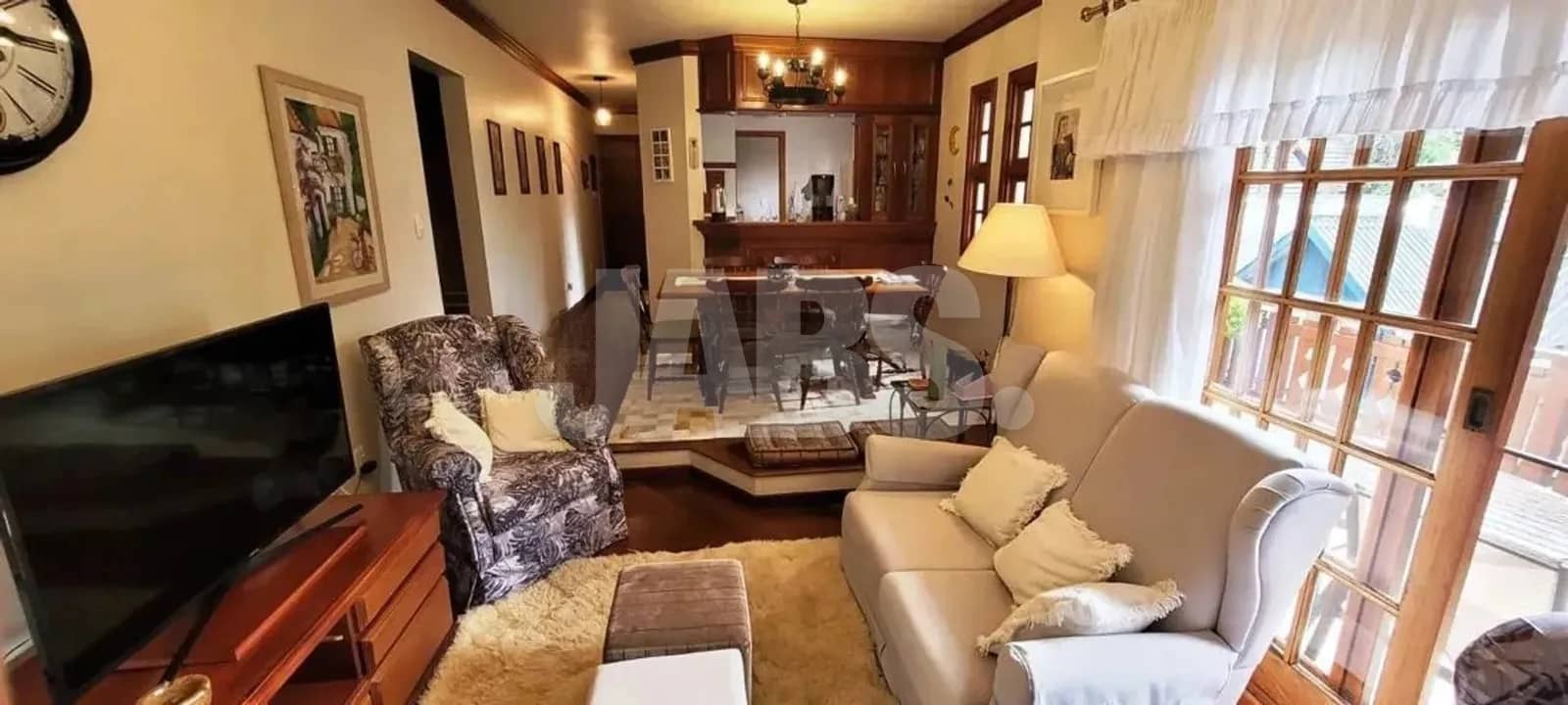 Sala de estar com sofás e mesa de jantar