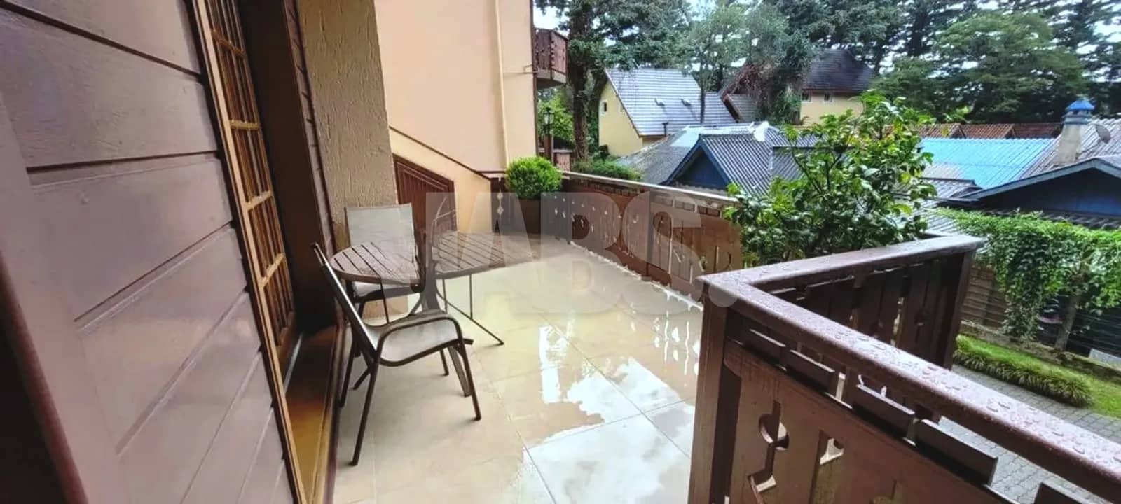 Sacada em L tipo terraço com mesa