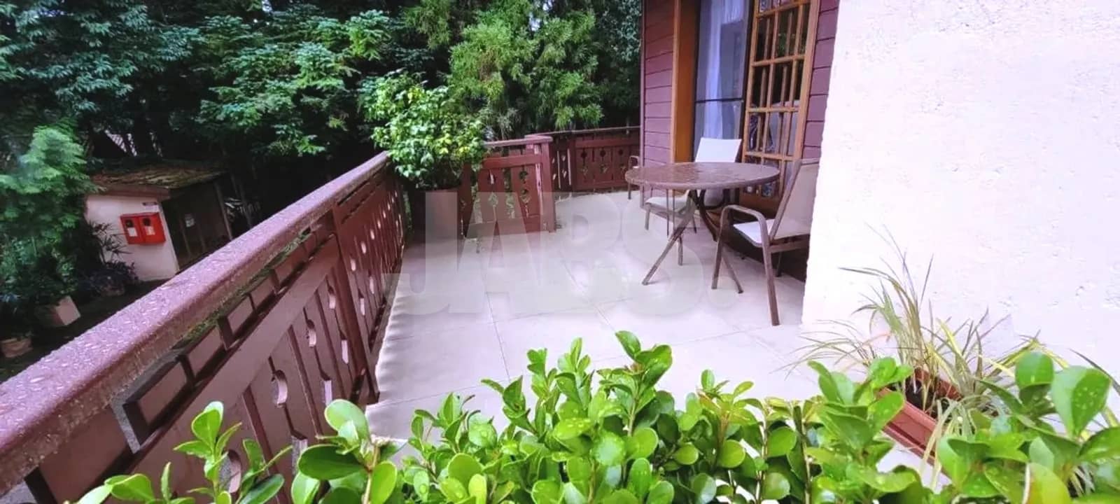 Terraço com guarda-corpo de madeira e plantas