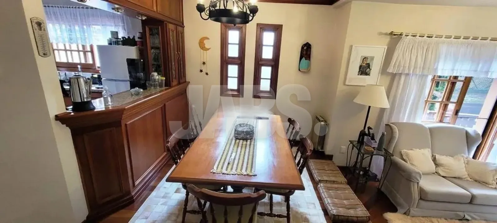 Mesa de jantar junto à cozinha