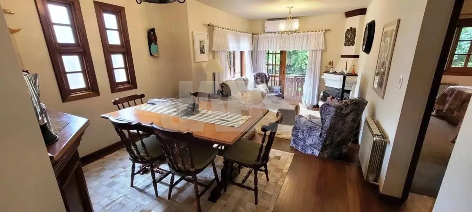 Sala de jantar com vista para a sala de estar