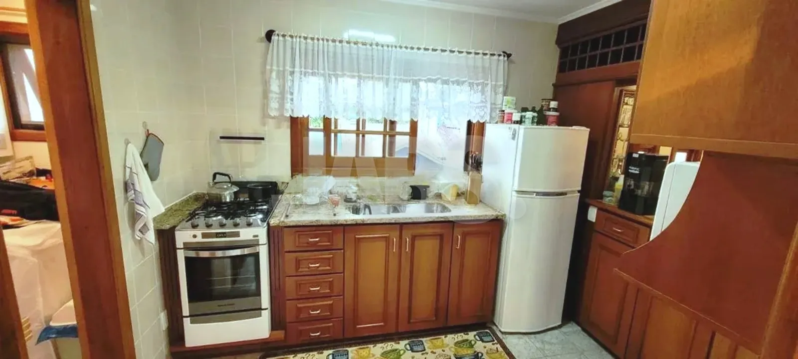Cozinha equipada com fogão e geladeira