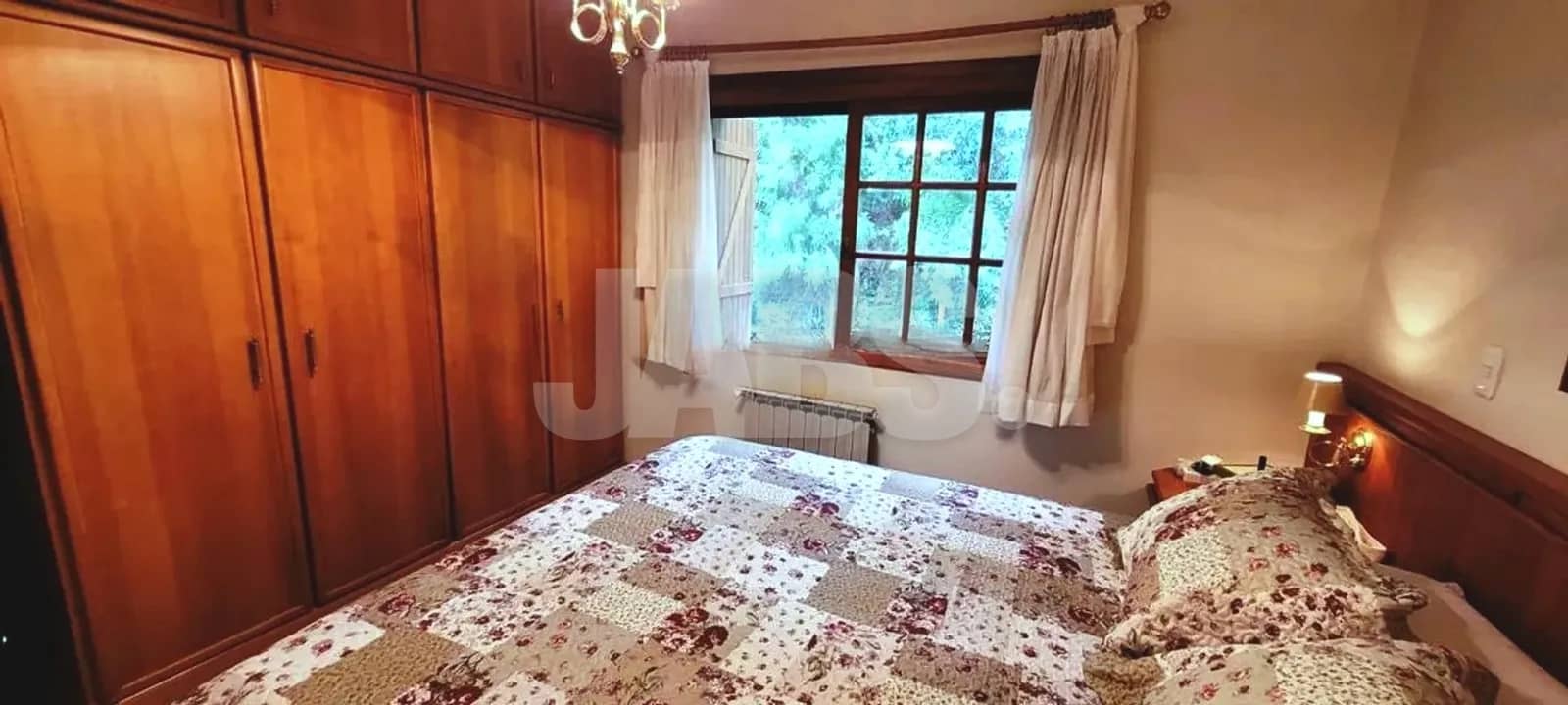 Suíte com armários embutidos de madeira