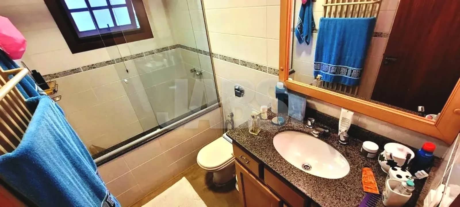 Banheiro com bancada de granito