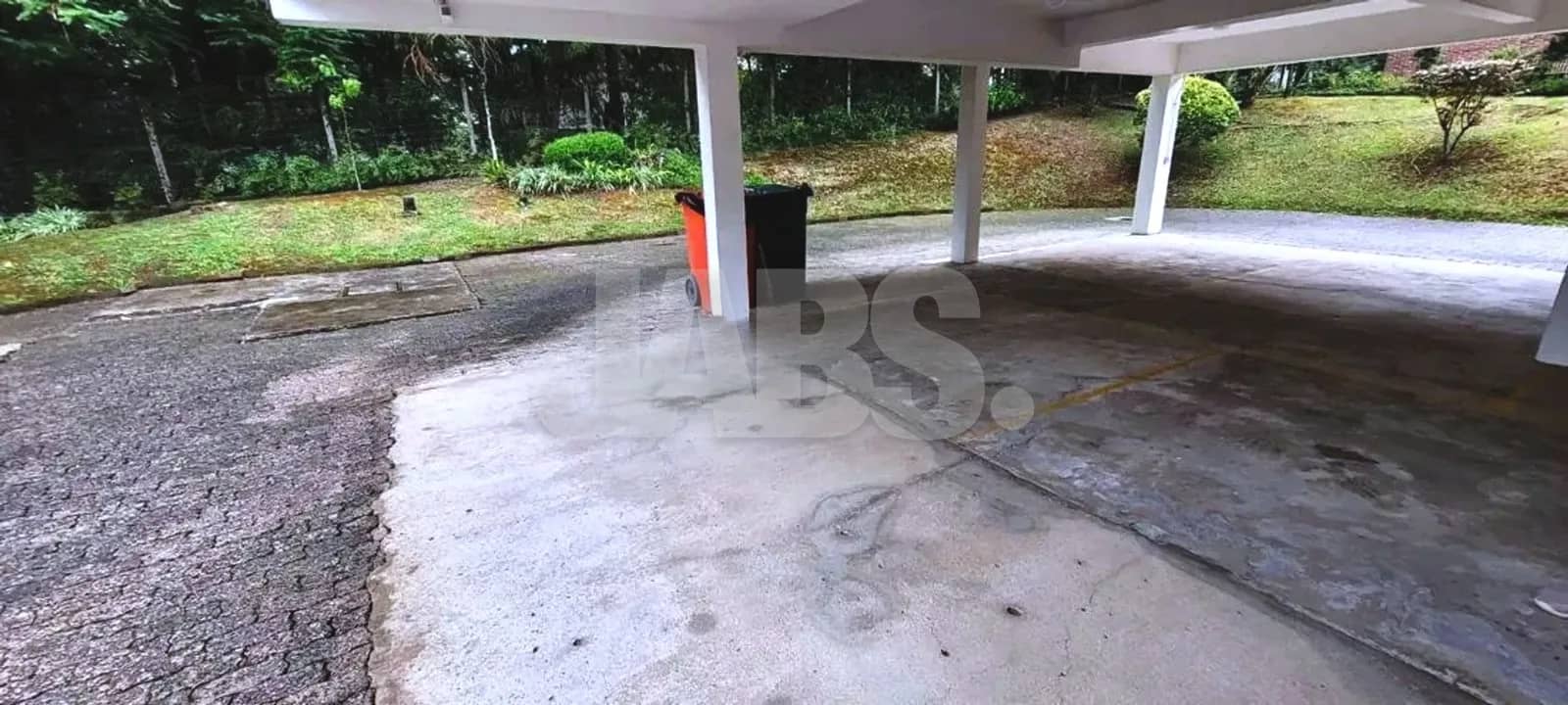 Garagem coberta sob o prédio