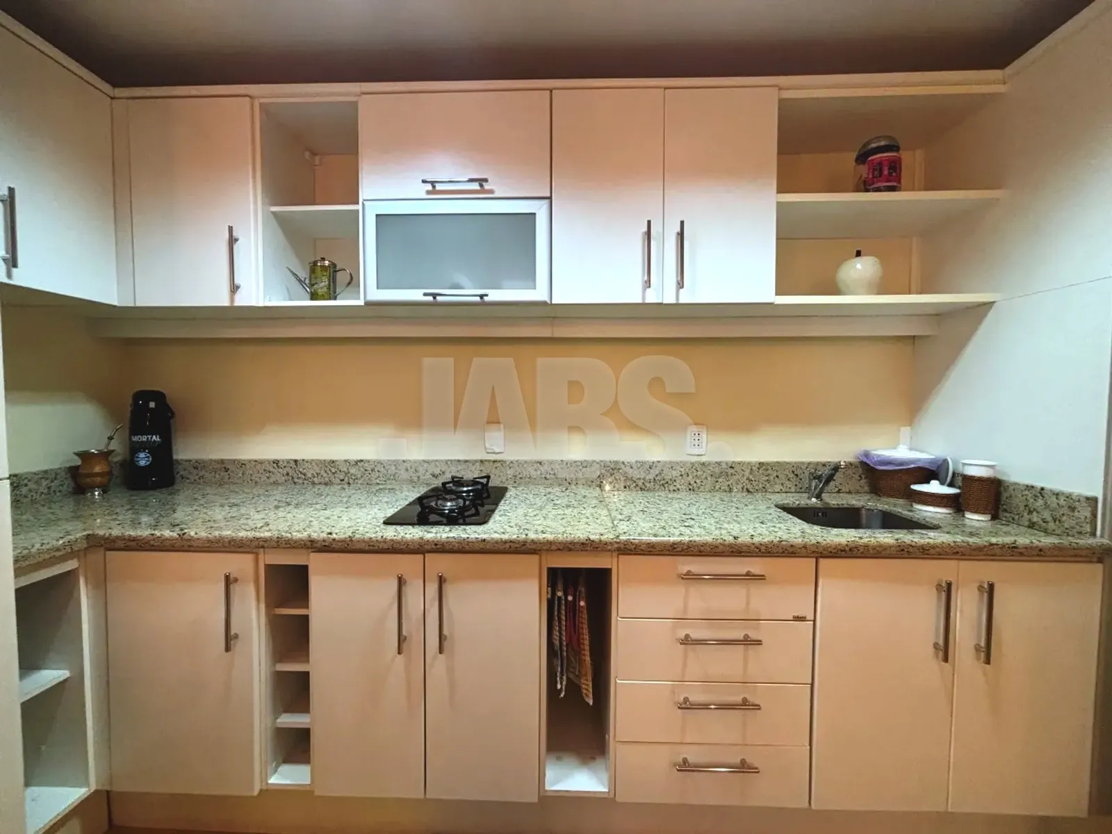 Cozinha planejada com bancada de granito