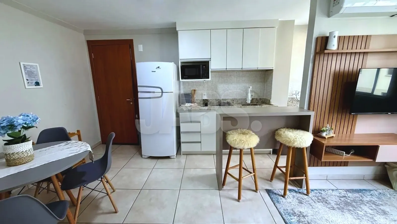 Cozinha planejada e mesa de jantar