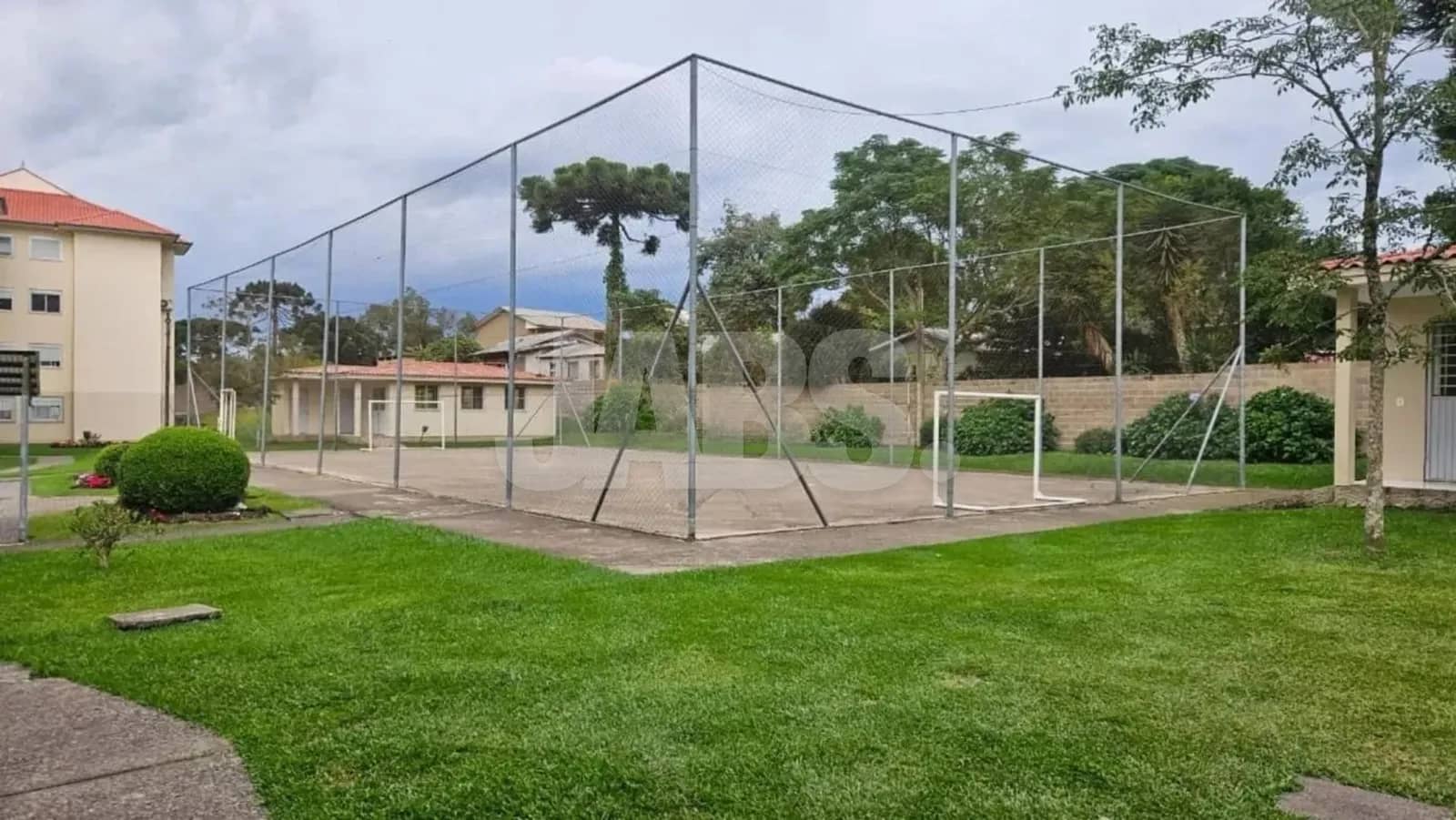 Quadra de esportes cercada