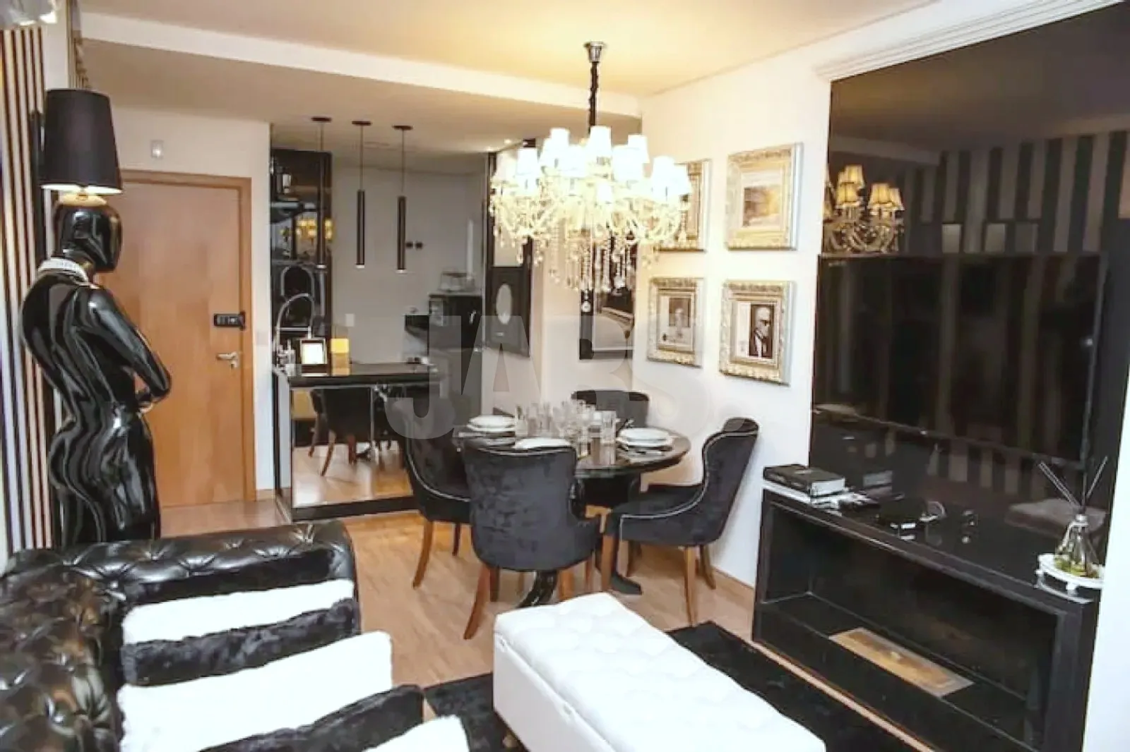 Sala com mesa de jantar e decoração clássica
