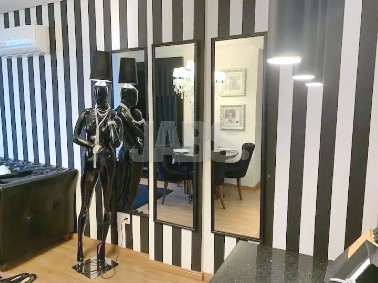 Hall com parede listrada e espelhos