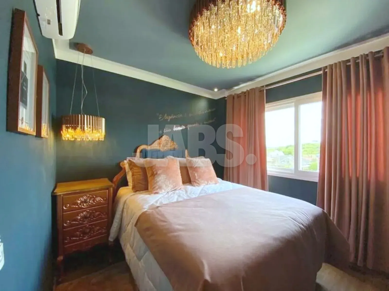 Suíte com cama queen e cortinas