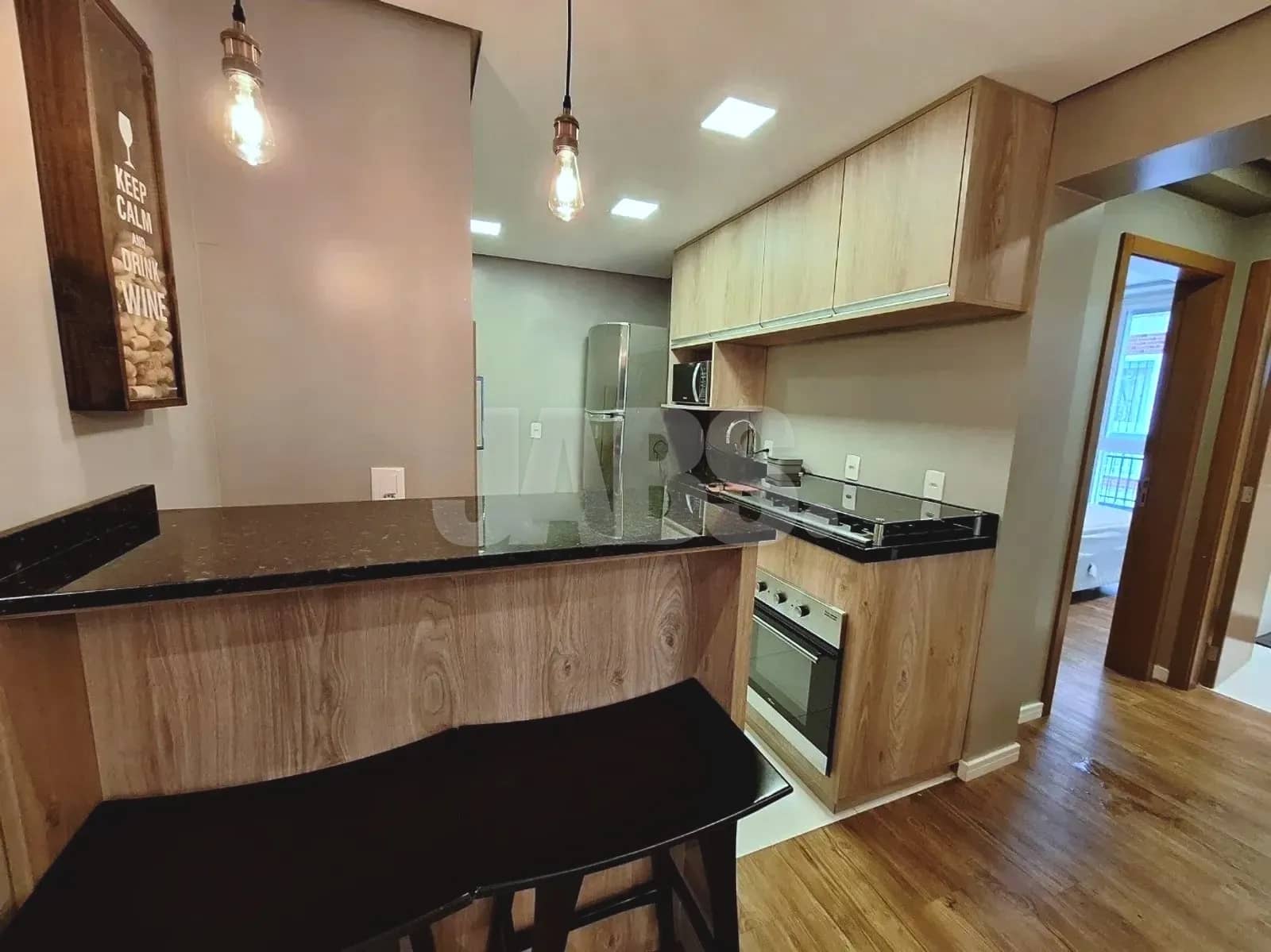 Cozinha com bancada de granito e armários sob medida