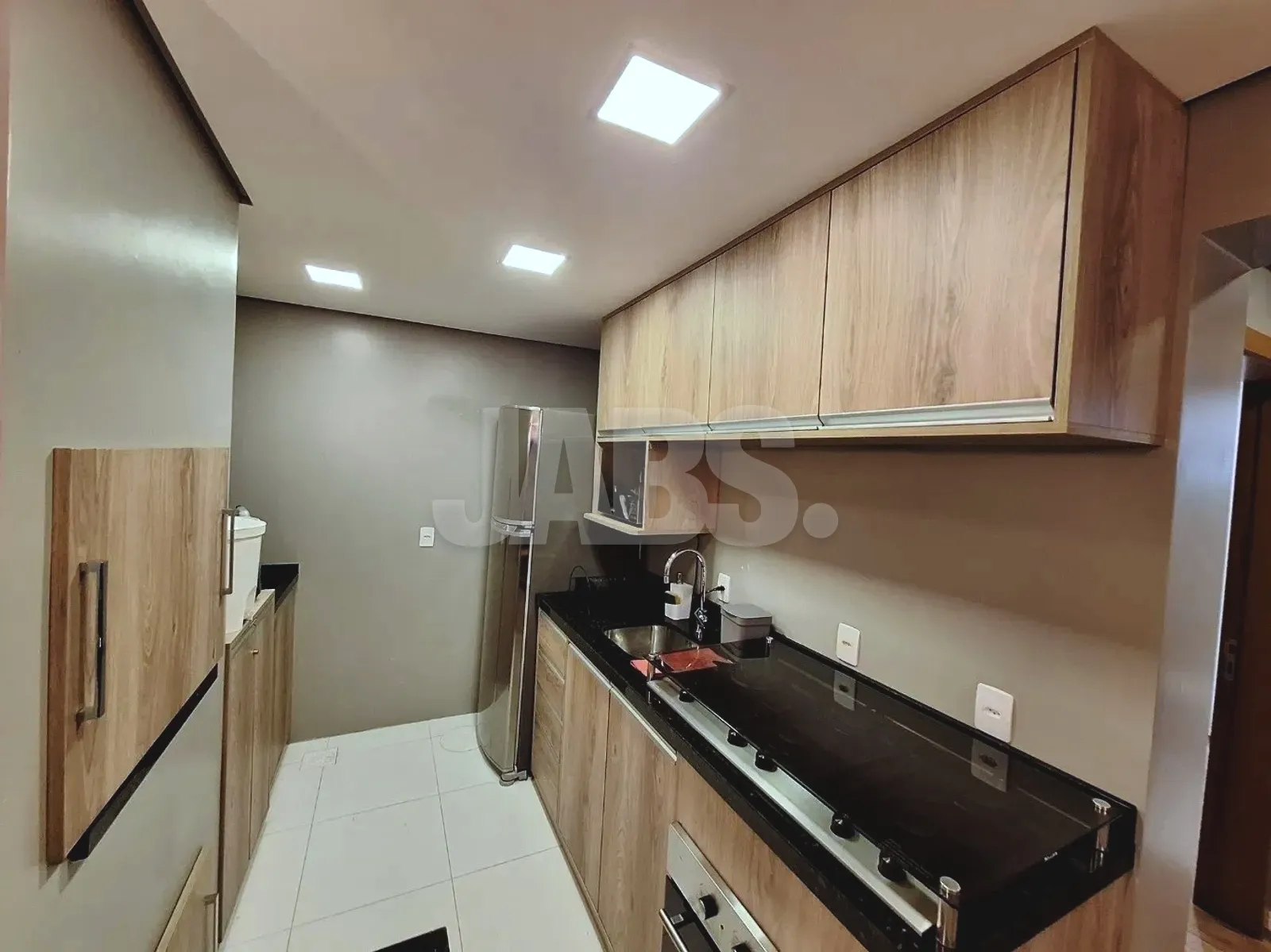 Cozinha planejada com geladeira duplex