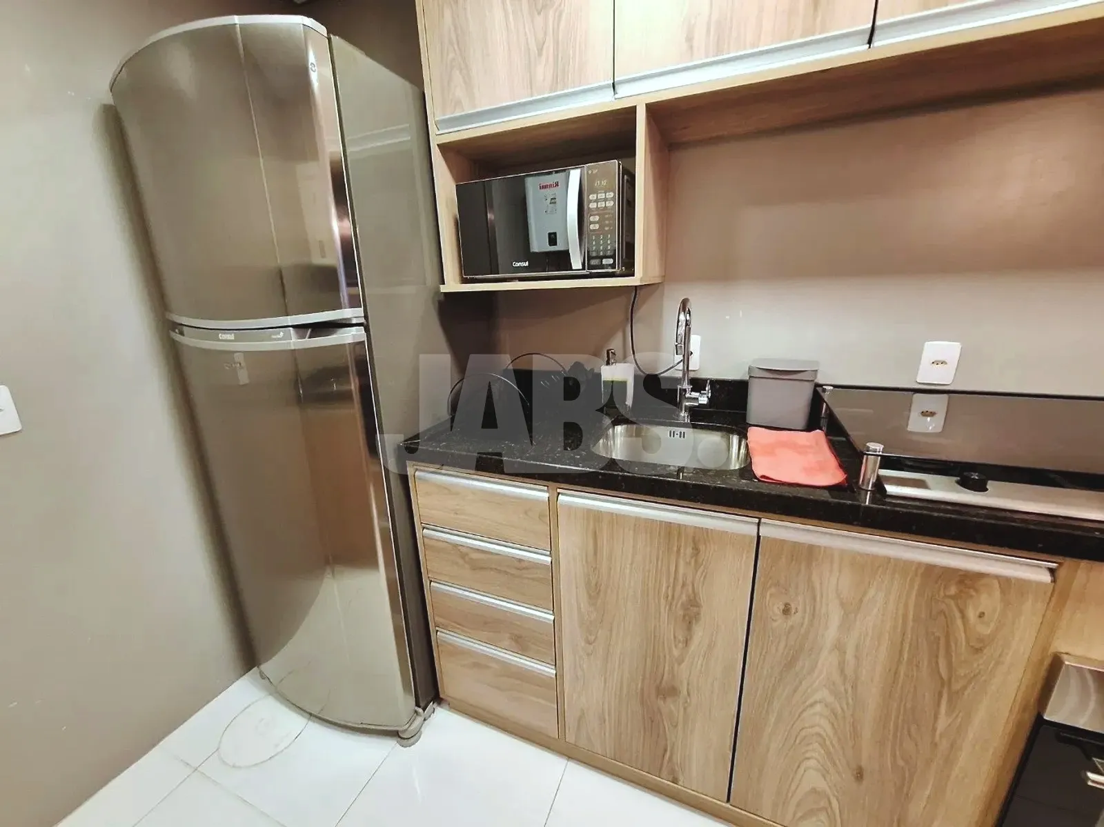 Cozinha com cooktop e micro-ondas