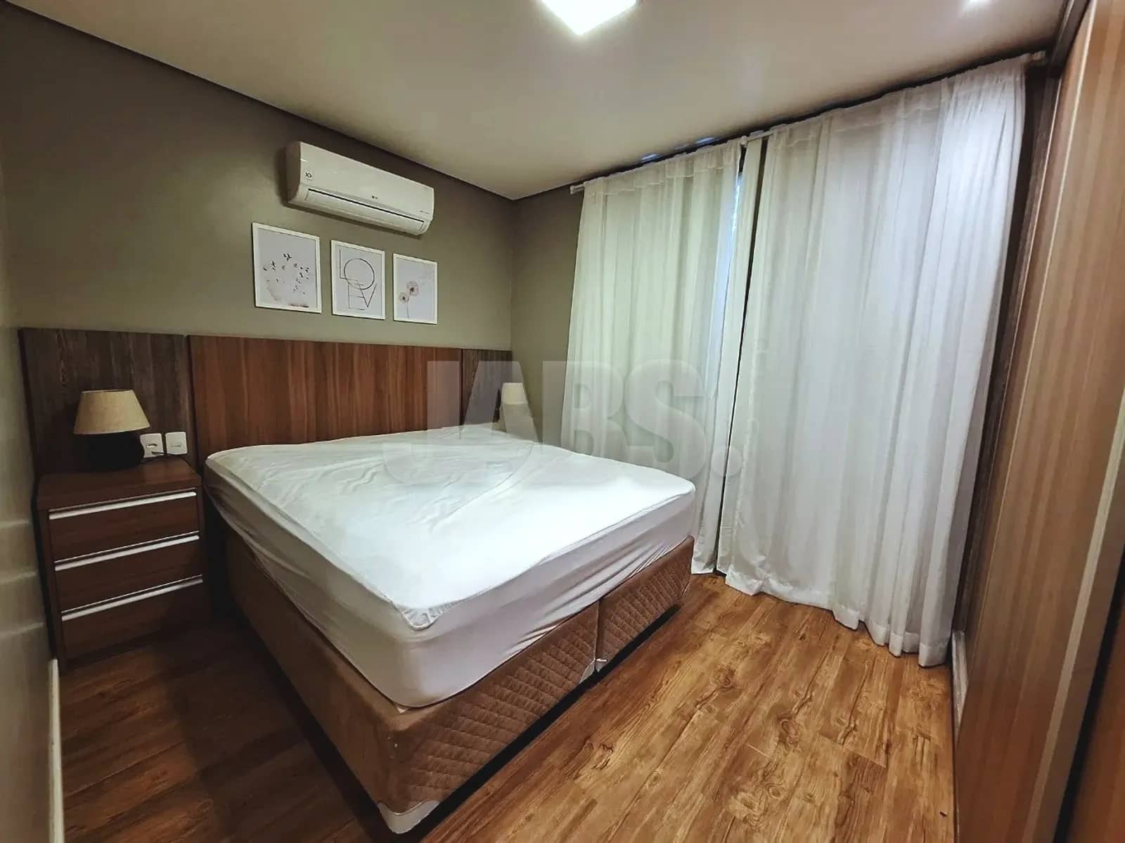Suíte com cama queen e split