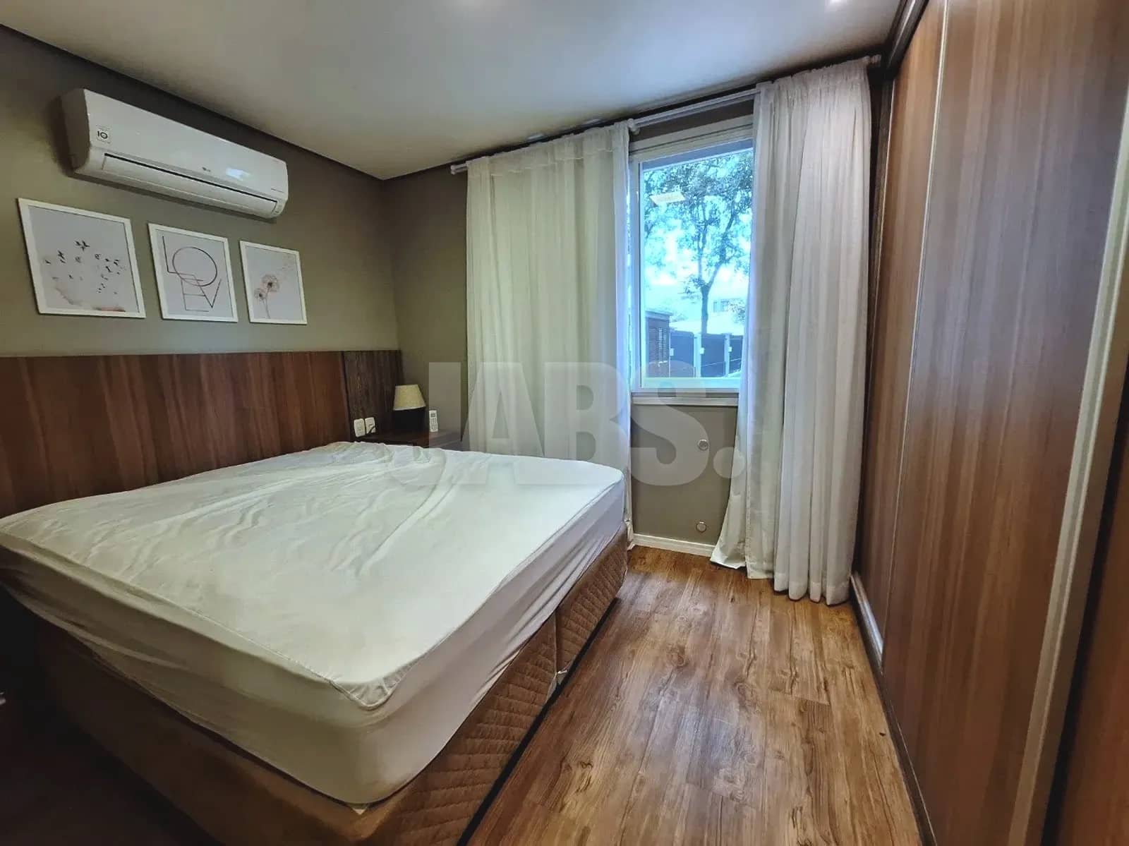 Suíte com janela e cortinas