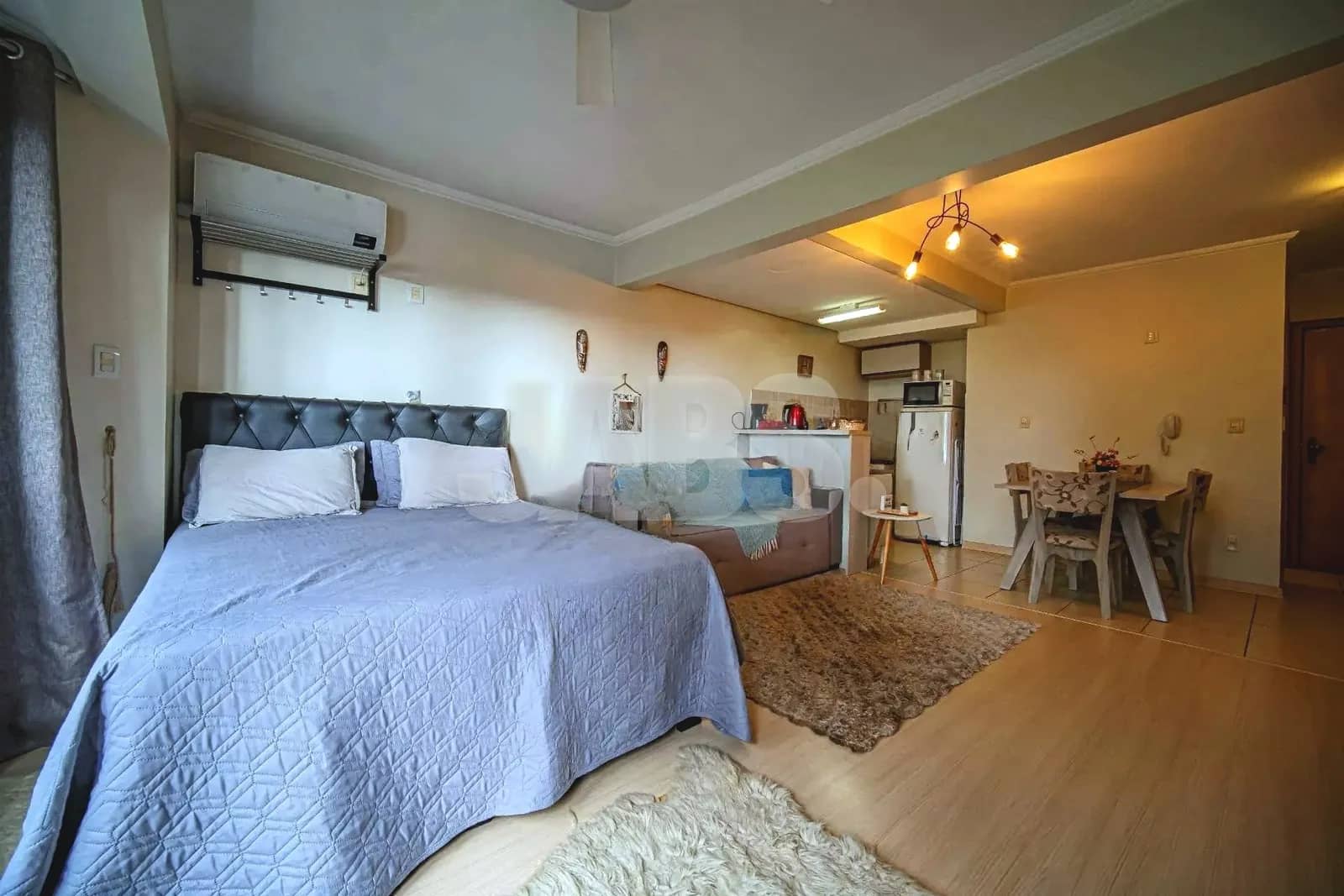 Cama de casal com cabeceira estofada