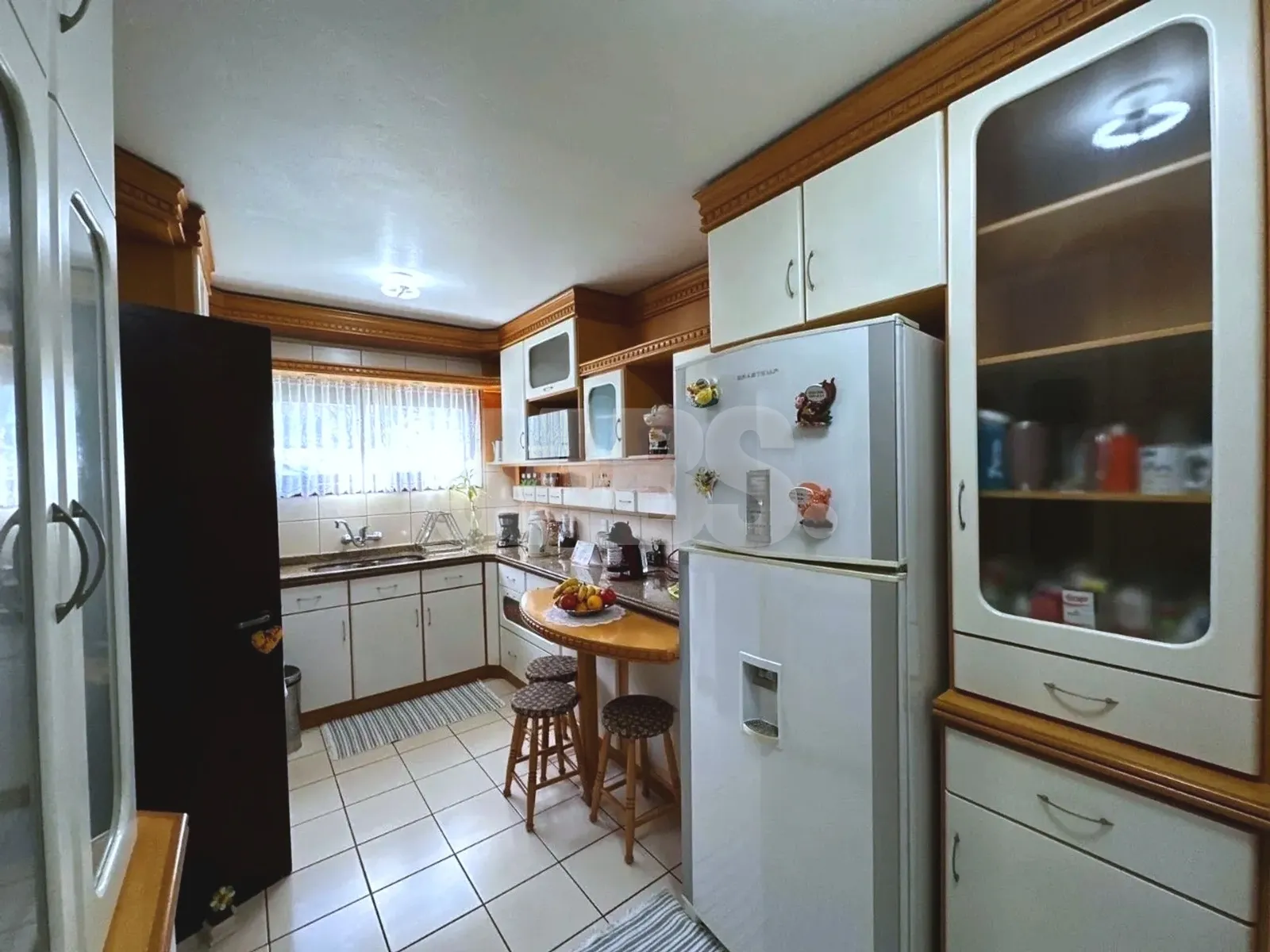 Cozinha com armários e geladeira