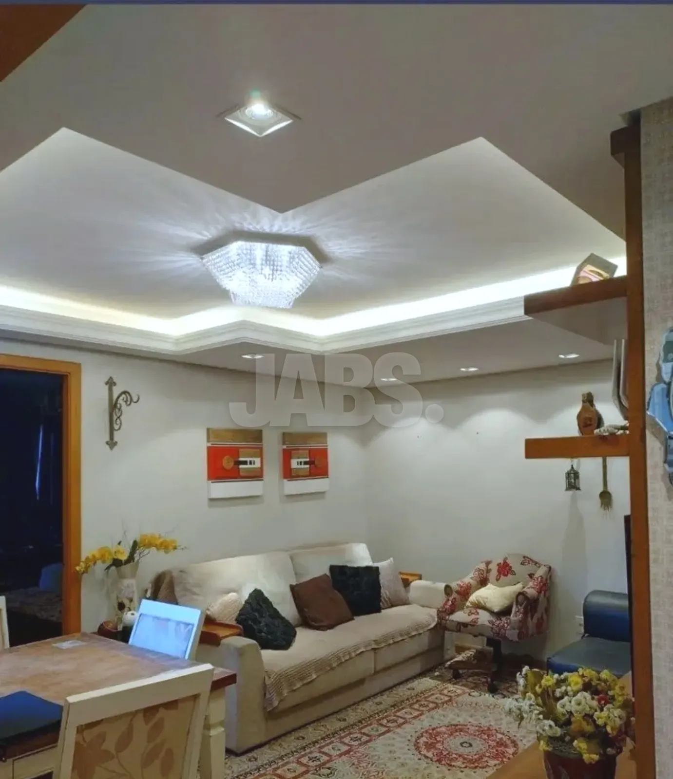 Sala de estar mobiliada com sofá e tapete