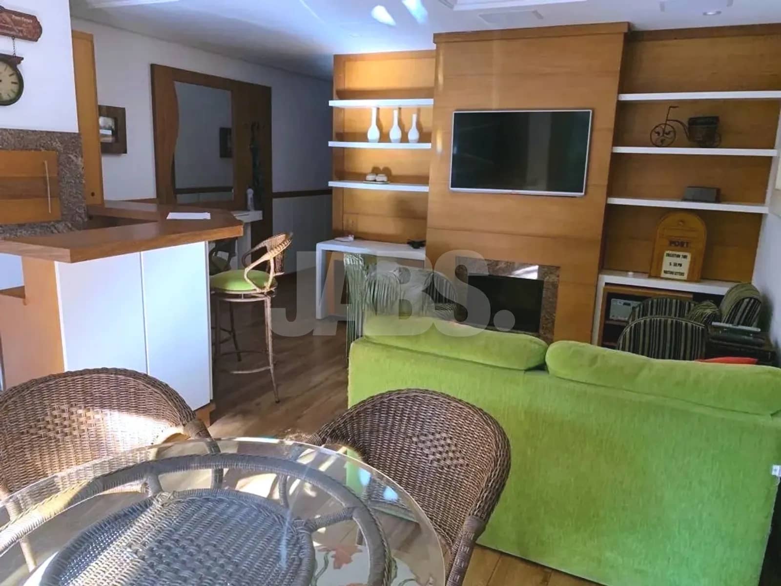 Sala com sofá, lareira e televisão