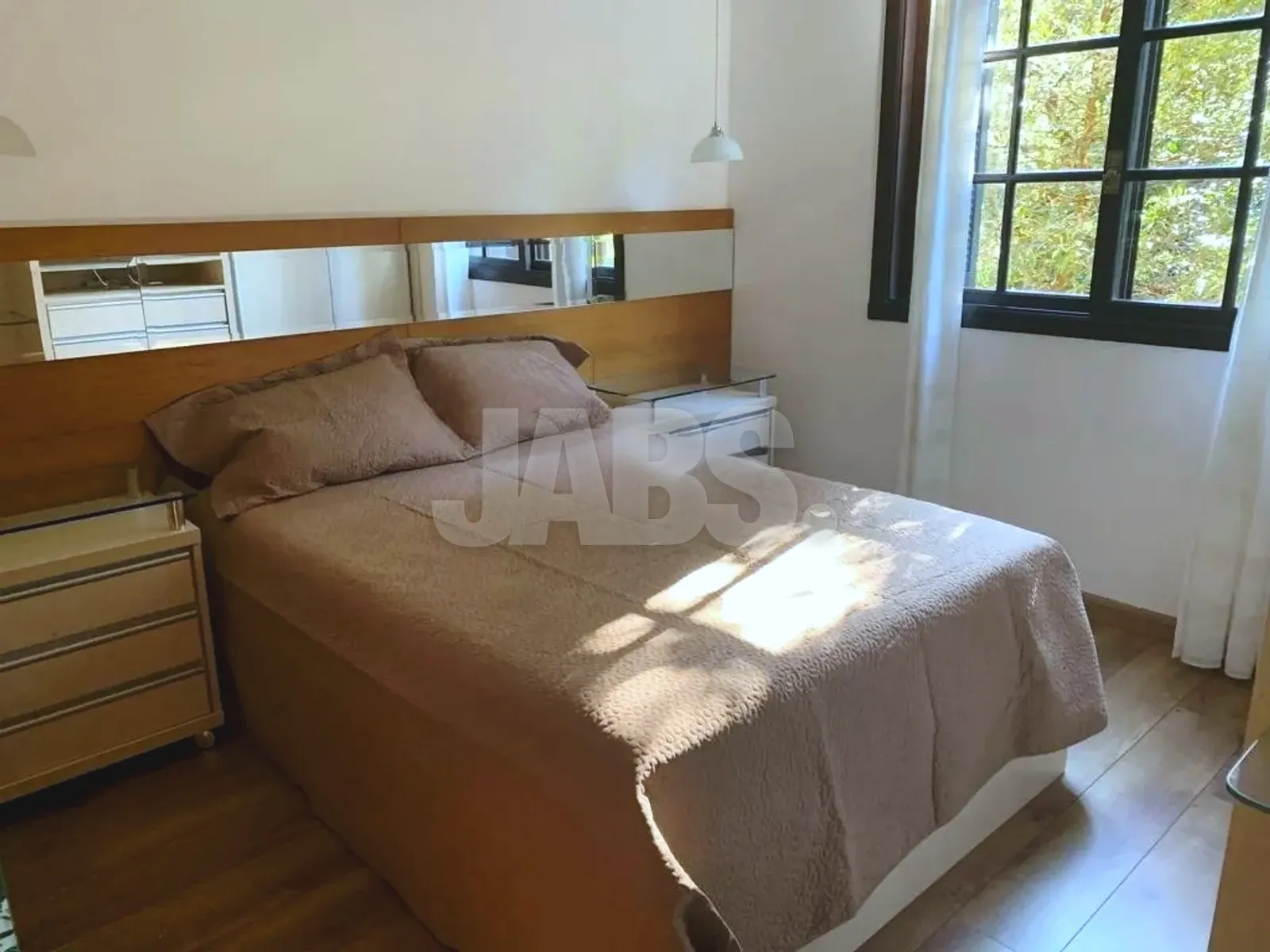 Suíte com cama de casal e janela