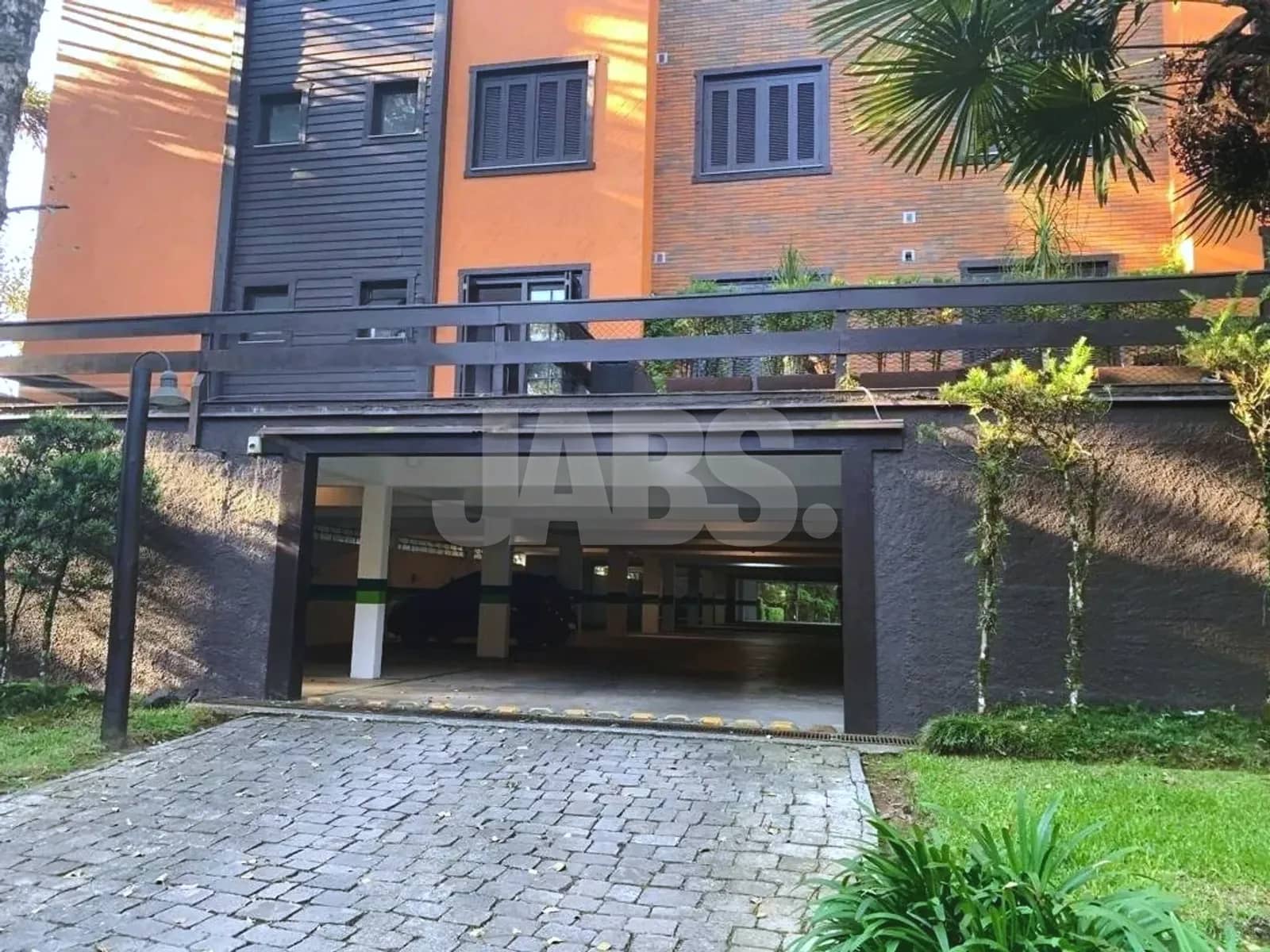 Prédio e acesso à garagem coberta