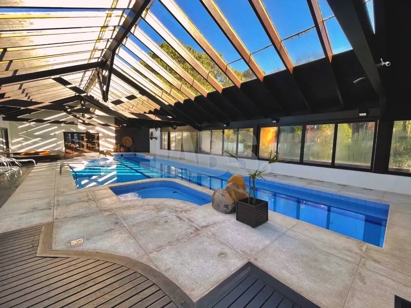 Piscina térmica coberta com vista para o vale