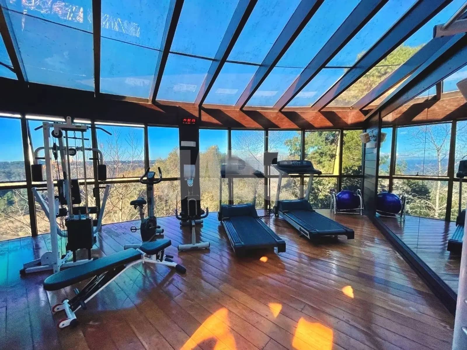 Espaço fitness envidraçado